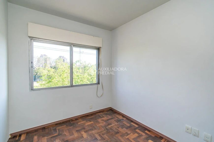 AMPLO APARTAMENTO DE FRENTE COM TRÊS QUARTOS E GARAGEM