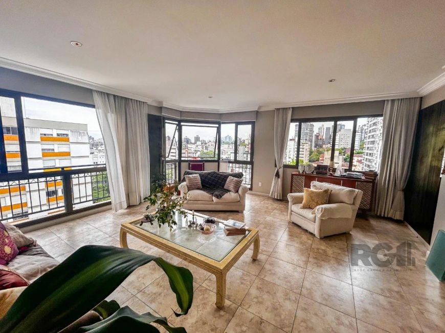 Belíssimo apartamento com excelente padrão de acabamento. São 3 dormitórios, sendo 1 suíte. Lavabo,