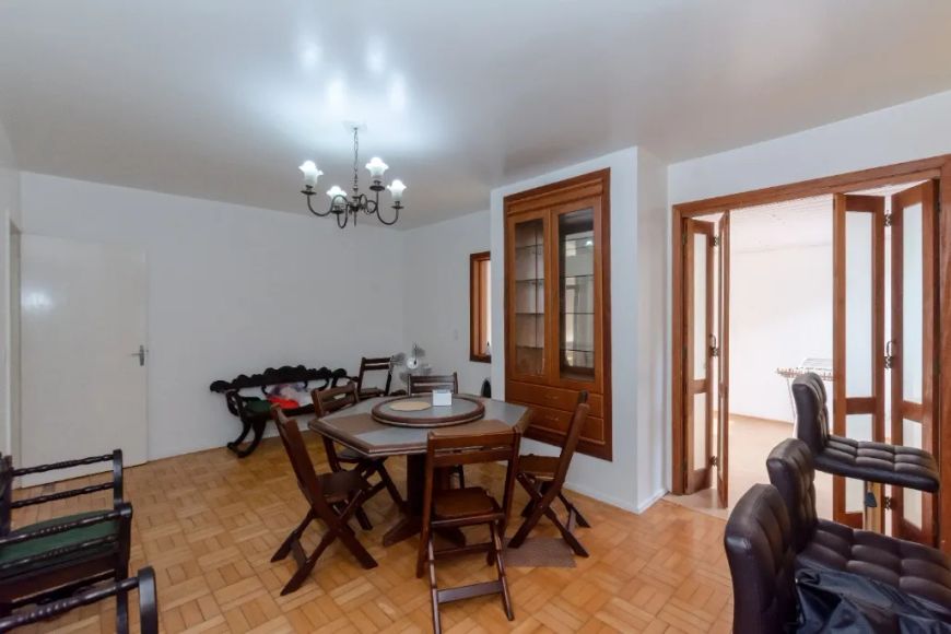 Ótimo apartamento de 4 dormitórios, de frente e muito amplo.Terraço com churrasqueira.Junto ao parqu