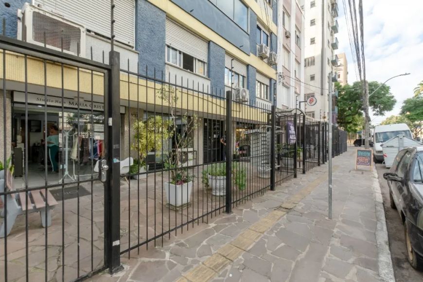 Ótimo apartamento de 4 dormitórios, de frente e muito amplo.Terraço com churrasqueira.Junto ao parqu