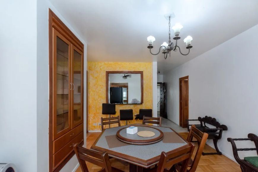 Ótimo apartamento de 4 dormitórios, de frente e muito amplo.Terraço com churrasqueira.Junto ao parqu