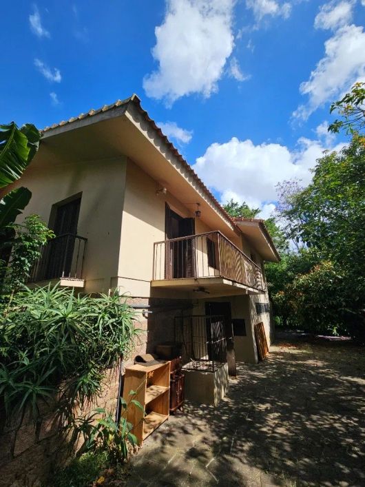 Raridade de casa no coração do Menino Deus, com muita área verde, 3 dorm sendo 1 suíte, com banheira