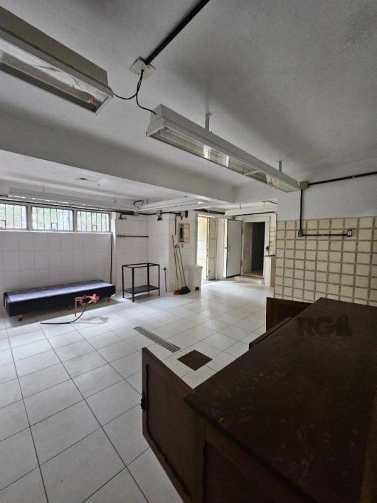 Raridade de casa no coração do Menino Deus, com muita área verde, 3 dorm sendo 1 suíte, com banheira