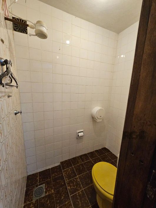 Raridade de casa no coração do Menino Deus, com muita área verde, 3 dorm sendo 1 suíte, com banheira