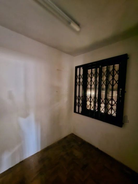 Raridade de casa no coração do Menino Deus, com muita área verde, 3 dorm sendo 1 suíte, com banheira