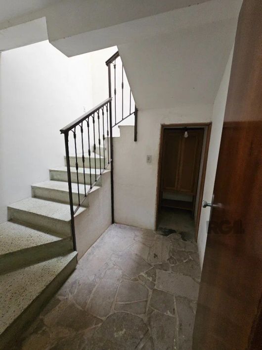Raridade de casa no coração do Menino Deus, com muita área verde, 3 dorm sendo 1 suíte, com banheira
