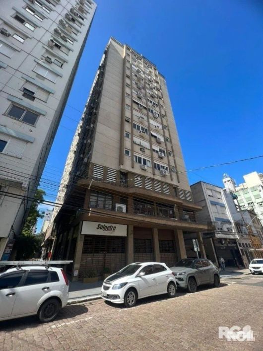 Compre apartamento desocupado de 53m², andar alto, 1 dormitório, peças amplas, living para 2 ambient