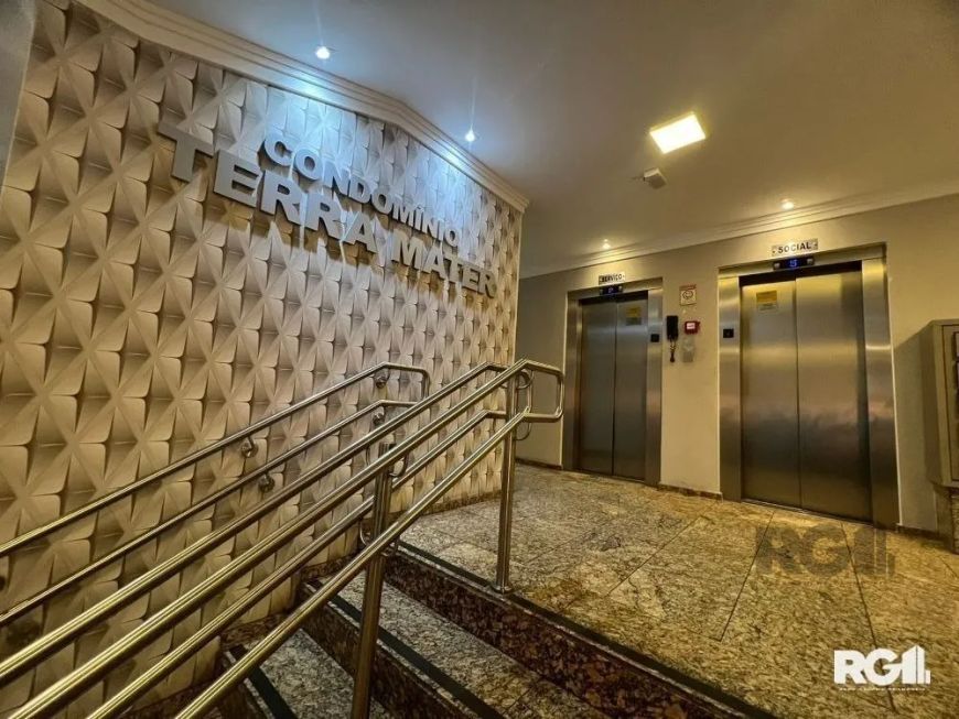 Compre apartamento desocupado de 53m², andar alto, 1 dormitório, peças amplas, living para 2 ambient