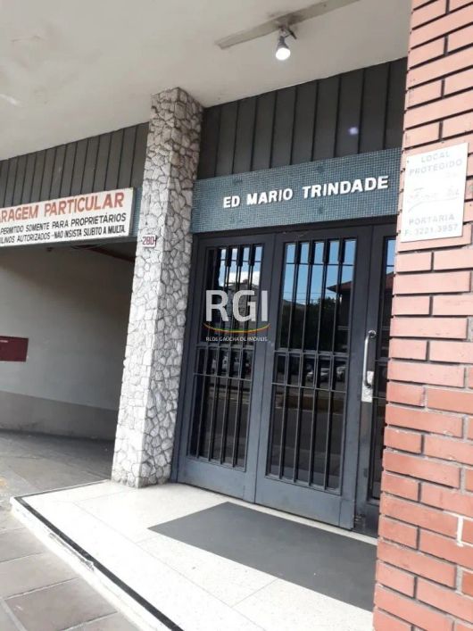 Apartamento de 02 dormitórios no bairro São João ao lado do Bourbon Shopping da Assis Brasil. Transp