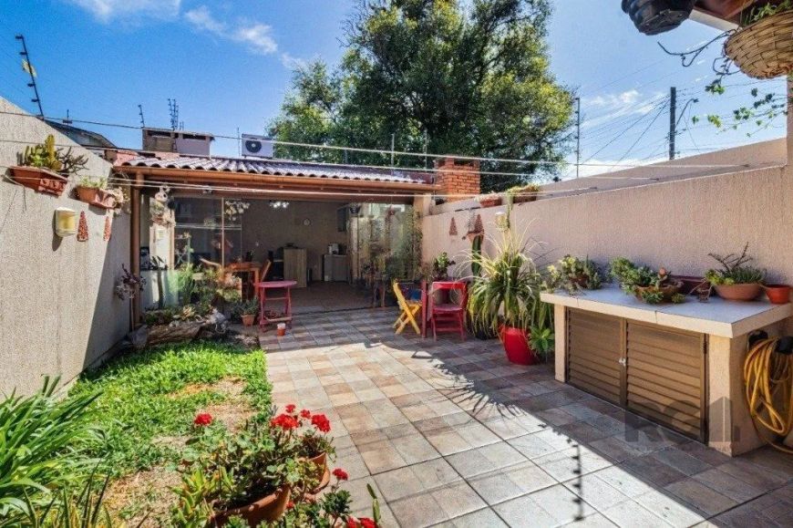 Casa de 3 dormitórios no bairro Cavalhada