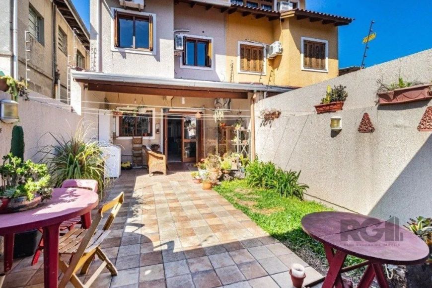 Casa de 3 dormitórios no bairro Cavalhada