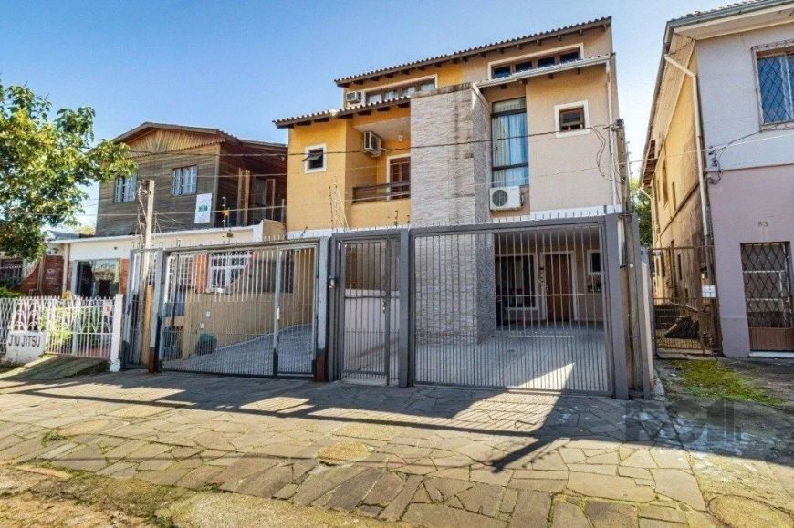 Casa de 3 dormitórios no bairro Cavalhada