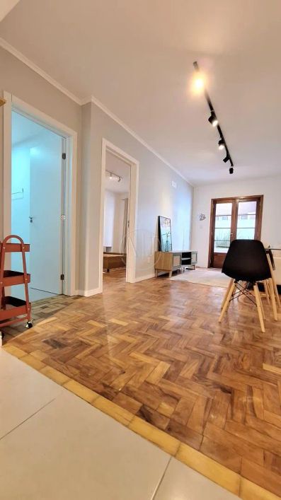 DESOCUPADO!!! ACONCHEGANTE E SILENCIOSO APARTAMENTO 1 DORMITÓRIO TÉRREO ESTILO GARDEN, SEMI MOBILIAD