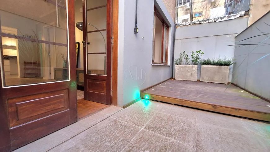 DESOCUPADO!!! ACONCHEGANTE E SILENCIOSO APARTAMENTO 1 DORMITÓRIO TÉRREO ESTILO GARDEN, SEMI MOBILIAD