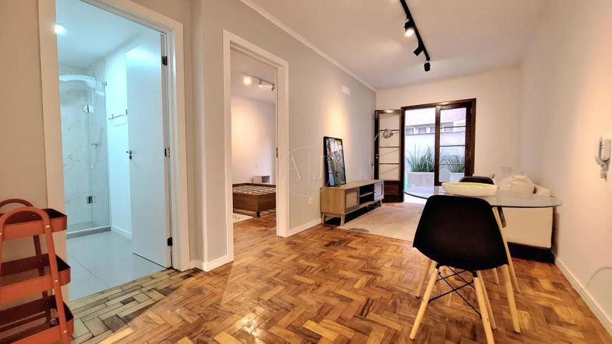 DESOCUPADO!!! ACONCHEGANTE E SILENCIOSO APARTAMENTO 1 DORMITÓRIO TÉRREO ESTILO GARDEN, SEMI MOBILIAD