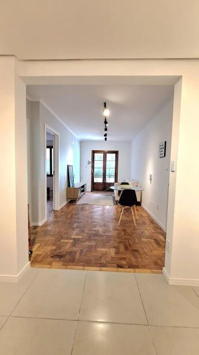 DESOCUPADO!!! ACONCHEGANTE E SILENCIOSO APARTAMENTO 1 DORMITÓRIO TÉRREO ESTILO GARDEN, SEMI MOBILIAD