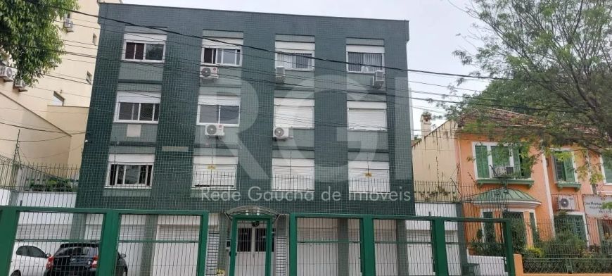 Vende apartamento de três dormitórios com banheiro social e cozinha ampla com área de serviço separa