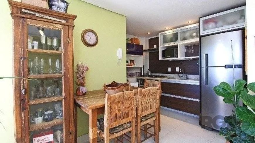 Apartamento com 2 dormitórios, living para 2 ambientes, cozinha americana, área de serviço, dependên