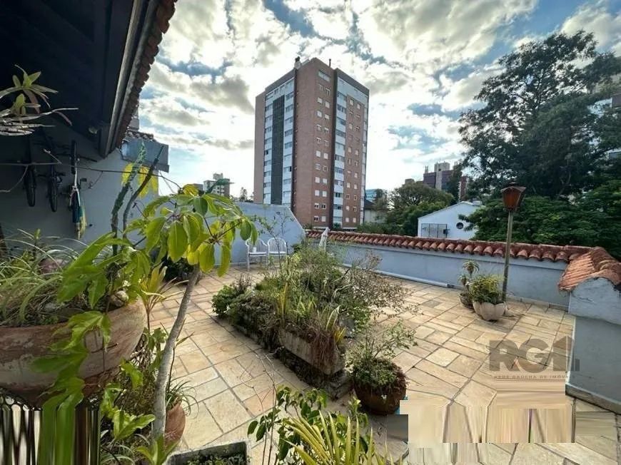 Vende-se ampla cobertura com vista, 3 dormitórios com suíte, living em dois ambientes amplo, banho s