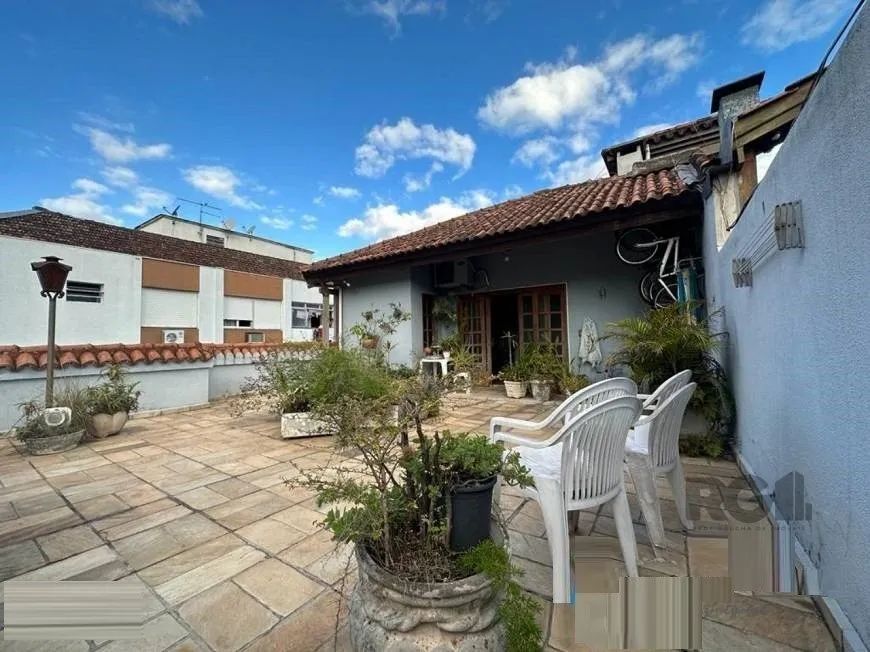 Vende-se ampla cobertura com vista, 3 dormitórios com suíte, living em dois ambientes amplo, banho s