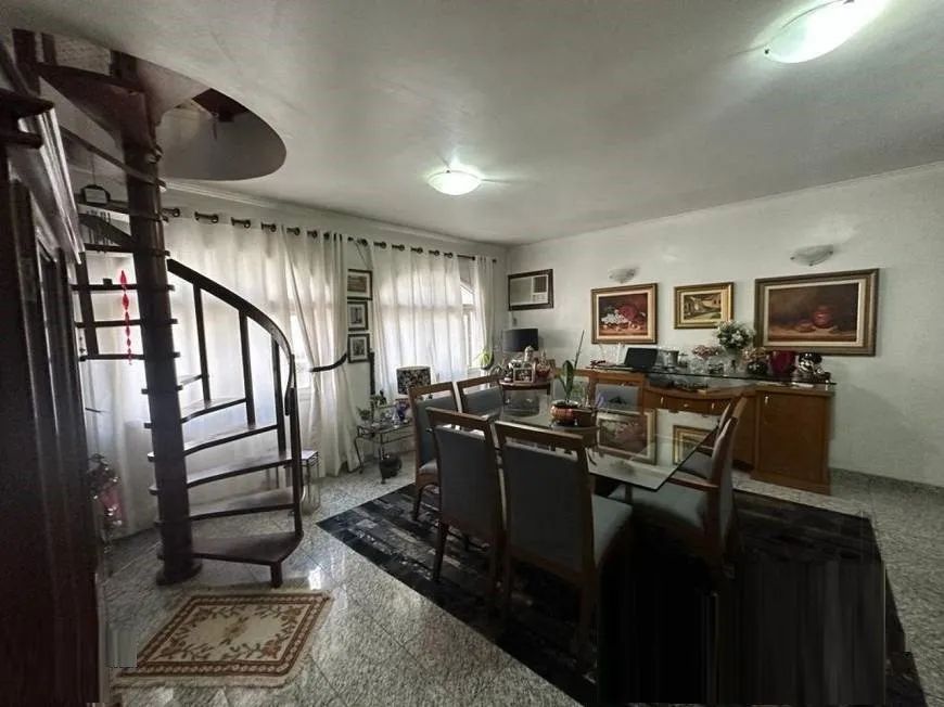 Vende-se ampla cobertura com vista, 3 dormitórios com suíte, living em dois ambientes amplo, banho s