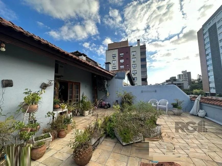 Vende-se ampla cobertura com vista, 3 dormitórios com suíte, living em dois ambientes amplo, banho s