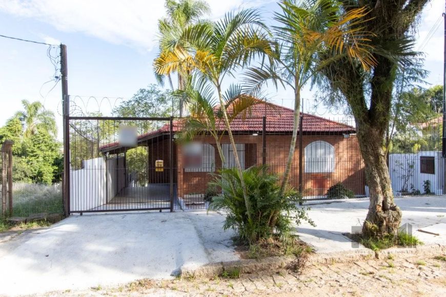 Residencia de 3 dormitórios, living 2 ambientes, banheiro social. Na parte de baixo ampla cozinha, m
