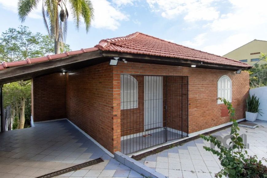 Residencia de 3 dormitórios, living 2 ambientes, banheiro social. Na parte de baixo ampla cozinha, m