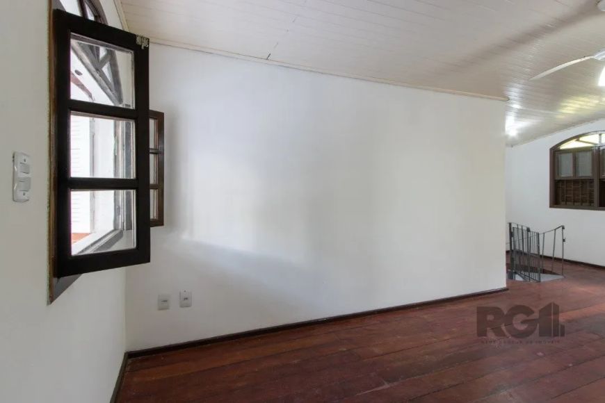 Residencia de 3 dormitórios, living 2 ambientes, banheiro social. Na parte de baixo ampla cozinha, m