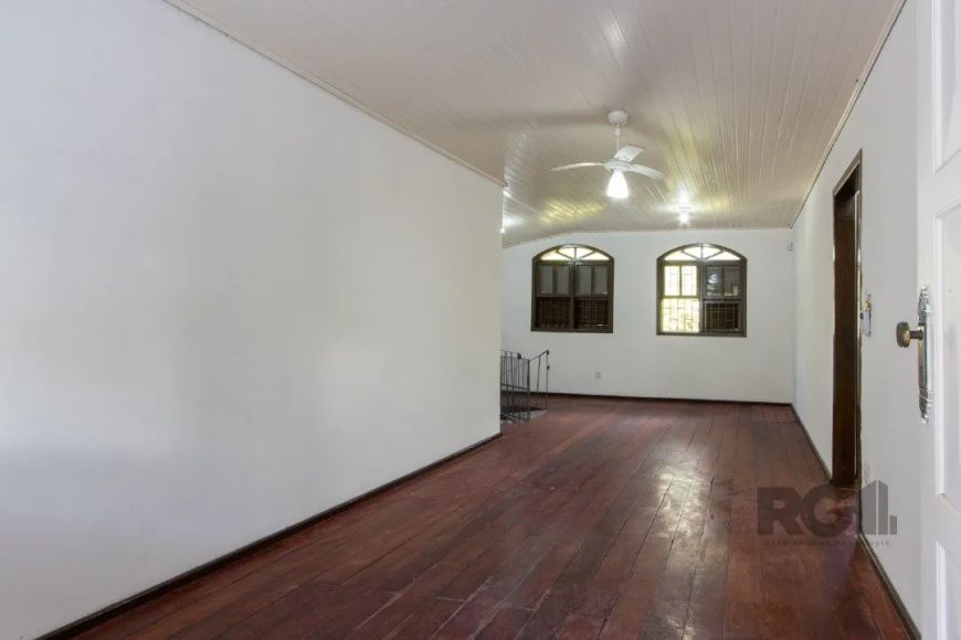 Residencia de 3 dormitórios, living 2 ambientes, banheiro social. Na parte de baixo ampla cozinha, m