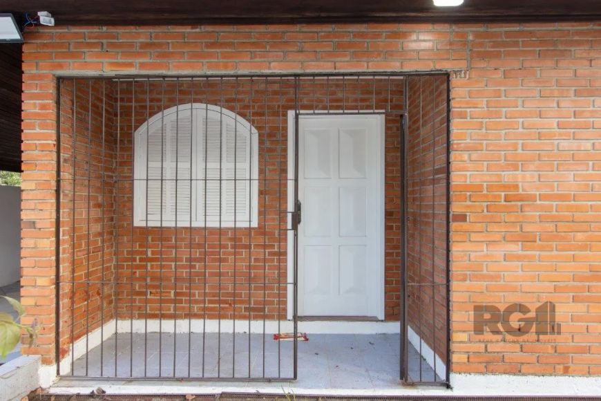 Residencia de 3 dormitórios, living 2 ambientes, banheiro social. Na parte de baixo ampla cozinha, m