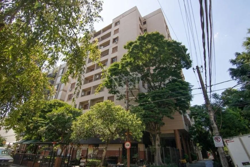 Apartamento de três quartos, de fundos, com excelente iluminação natural. Possui banheiro social amp