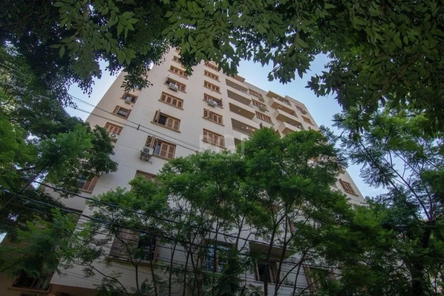 Apartamento de três quartos, de fundos, com excelente iluminação natural. Possui banheiro social amp