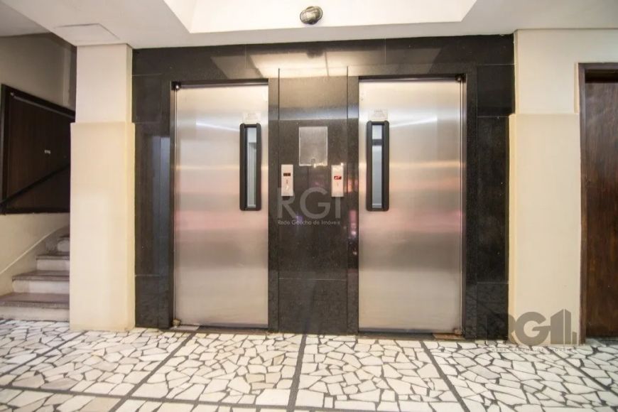 Apartamento de três quartos, de fundos, com excelente iluminação natural. Possui banheiro social amp