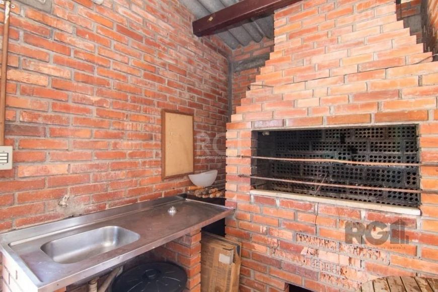 Apartamento de três quartos, de fundos, com excelente iluminação natural. Possui banheiro social amp