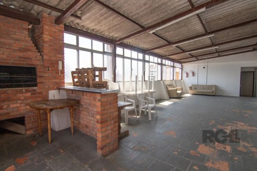 Apartamento de três quartos, de fundos, com excelente iluminação natural. Possui banheiro social amp