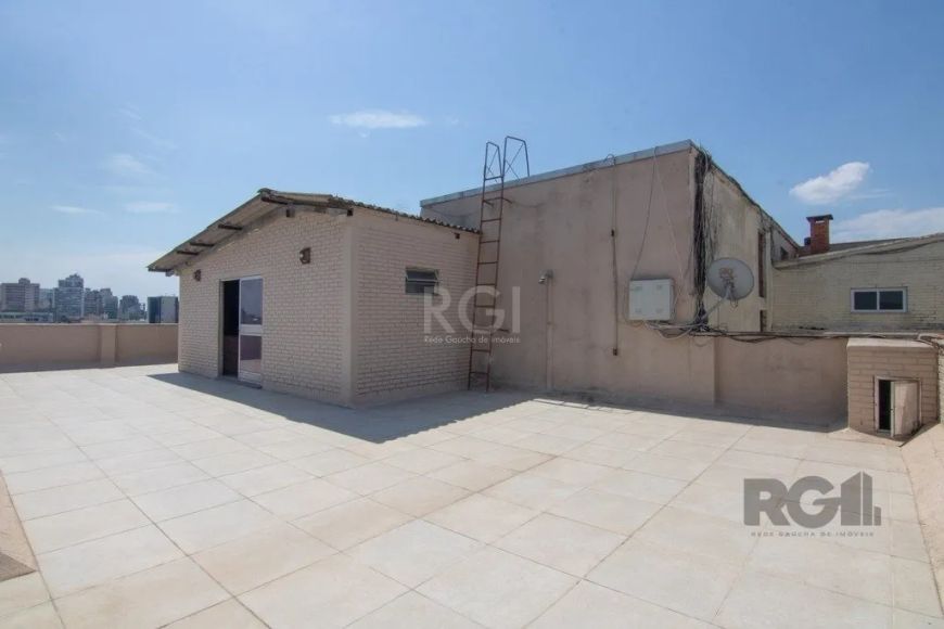 Apartamento de três quartos, de fundos, com excelente iluminação natural. Possui banheiro social amp