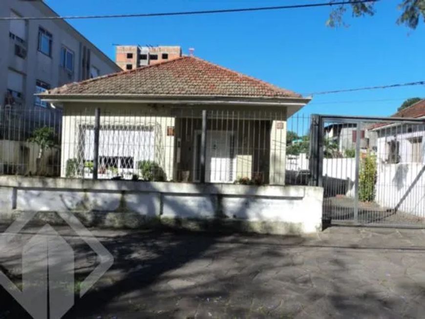 Casa em ótima localização, construção sólida em rua tranquila e arborizada, próximo à todos recursos