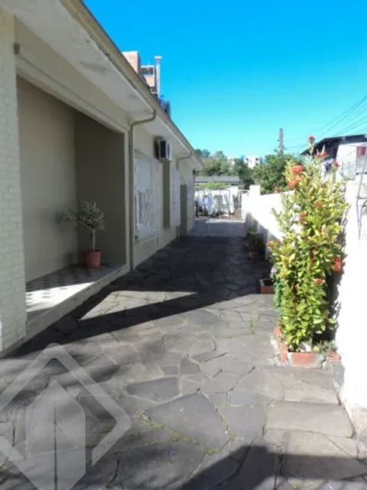 Casa em ótima localização, construção sólida em rua tranquila e arborizada, próximo à todos recursos