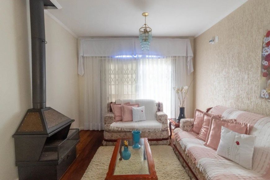 CASA 3 DORMITÓRIOS, 2 VAGAS NO BAIRRO PARTENON EM PORTO ALEGRE.Maravilhosa casa em excelente localiz