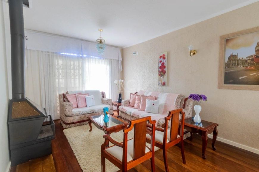 CASA 3 DORMITÓRIOS, 2 VAGAS NO BAIRRO PARTENON EM PORTO ALEGRE.Maravilhosa casa em excelente localiz