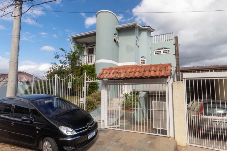 CASA 3 DORMITÓRIOS, 2 VAGAS NO BAIRRO PARTENON EM PORTO ALEGRE.Maravilhosa casa em excelente localiz