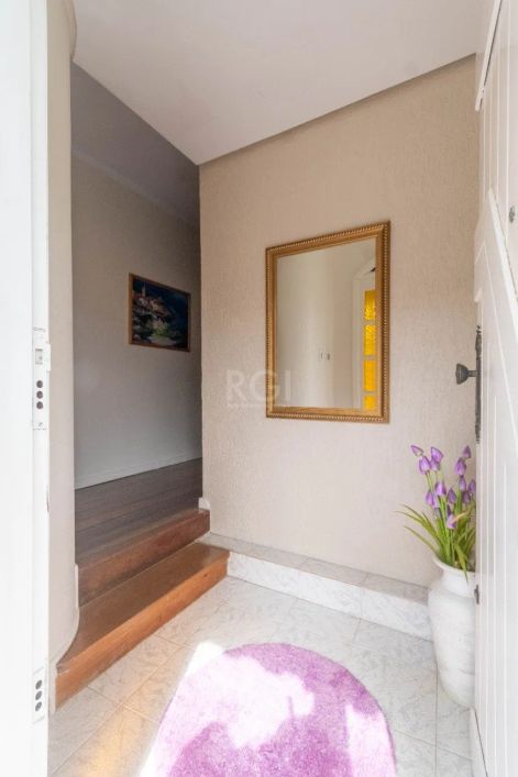 CASA 3 DORMITÓRIOS, 2 VAGAS NO BAIRRO PARTENON EM PORTO ALEGRE.Maravilhosa casa em excelente localiz
