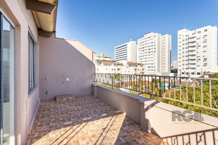 Ótima cobertura duplex no Passo D'areia, com 111m² privativos, de 2 dormitórios e vaga. Possui no an