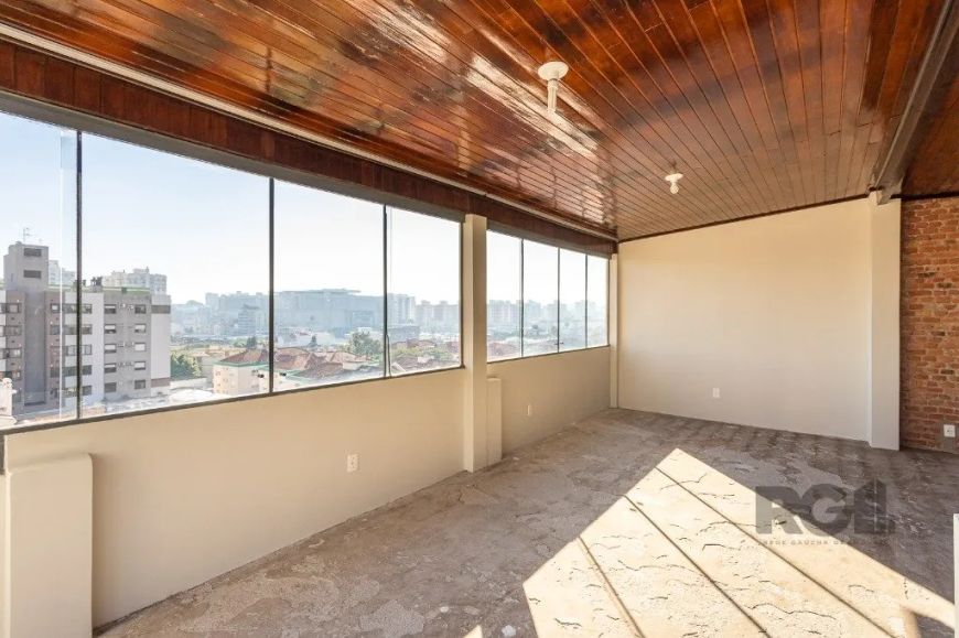 Ótima cobertura duplex no Passo D'areia, com 111m² privativos, de 2 dormitórios e vaga. Possui no an