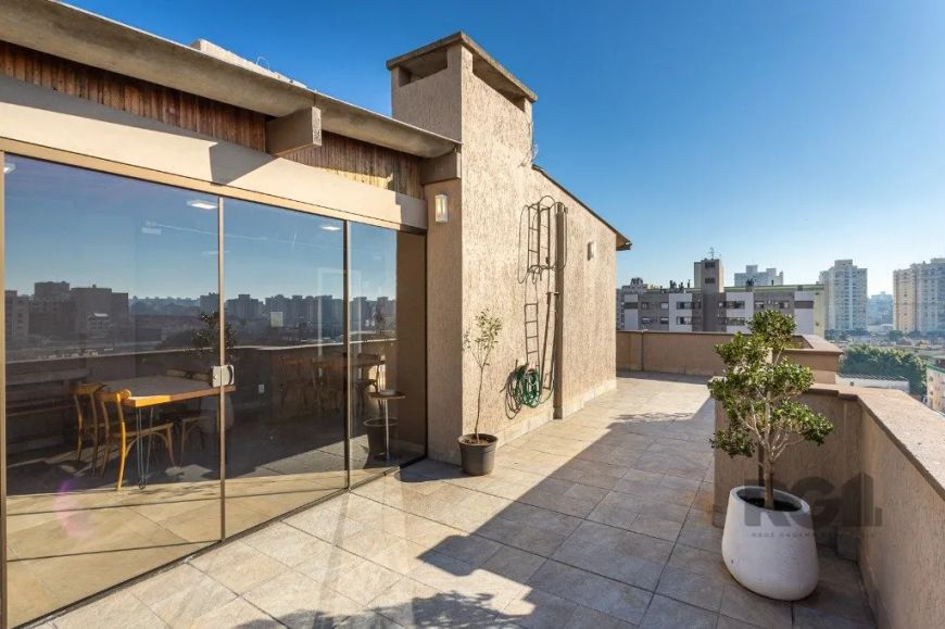 Ótima cobertura duplex no Passo D'areia, com 111m² privativos, de 2 dormitórios e vaga. Possui no an