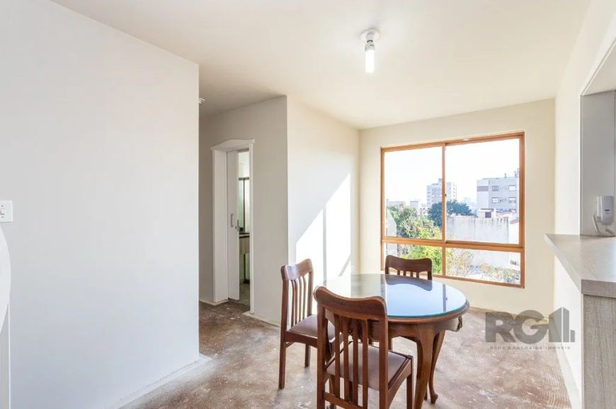 Ótima cobertura duplex no Passo D'areia, com 111m² privativos, de 2 dormitórios e vaga. Possui no an