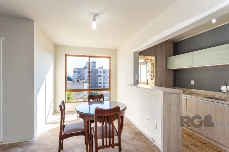 Ótima cobertura duplex no Passo D'areia, com 111m² privativos, de 2 dormitórios e vaga. Possui no an