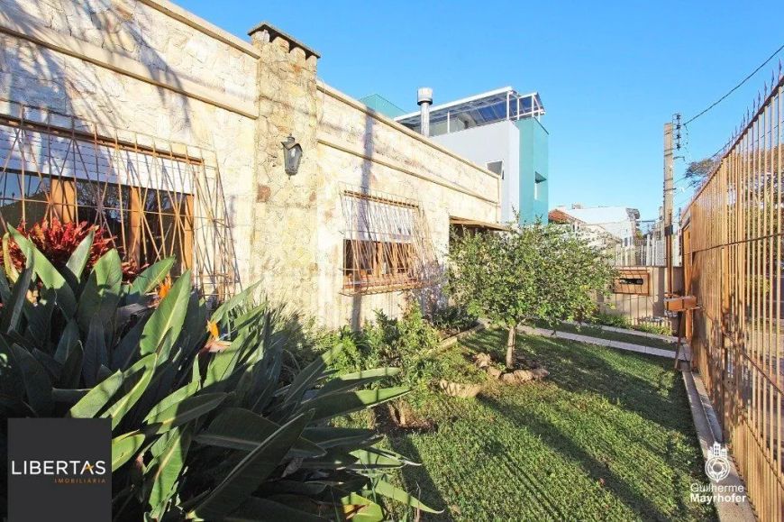 Casa no bairro Cavalhada de 3 dormitórios e amplo pátio