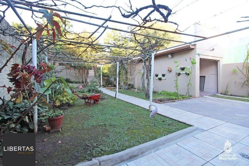 Casa no bairro Cavalhada de 3 dormitórios e amplo pátio